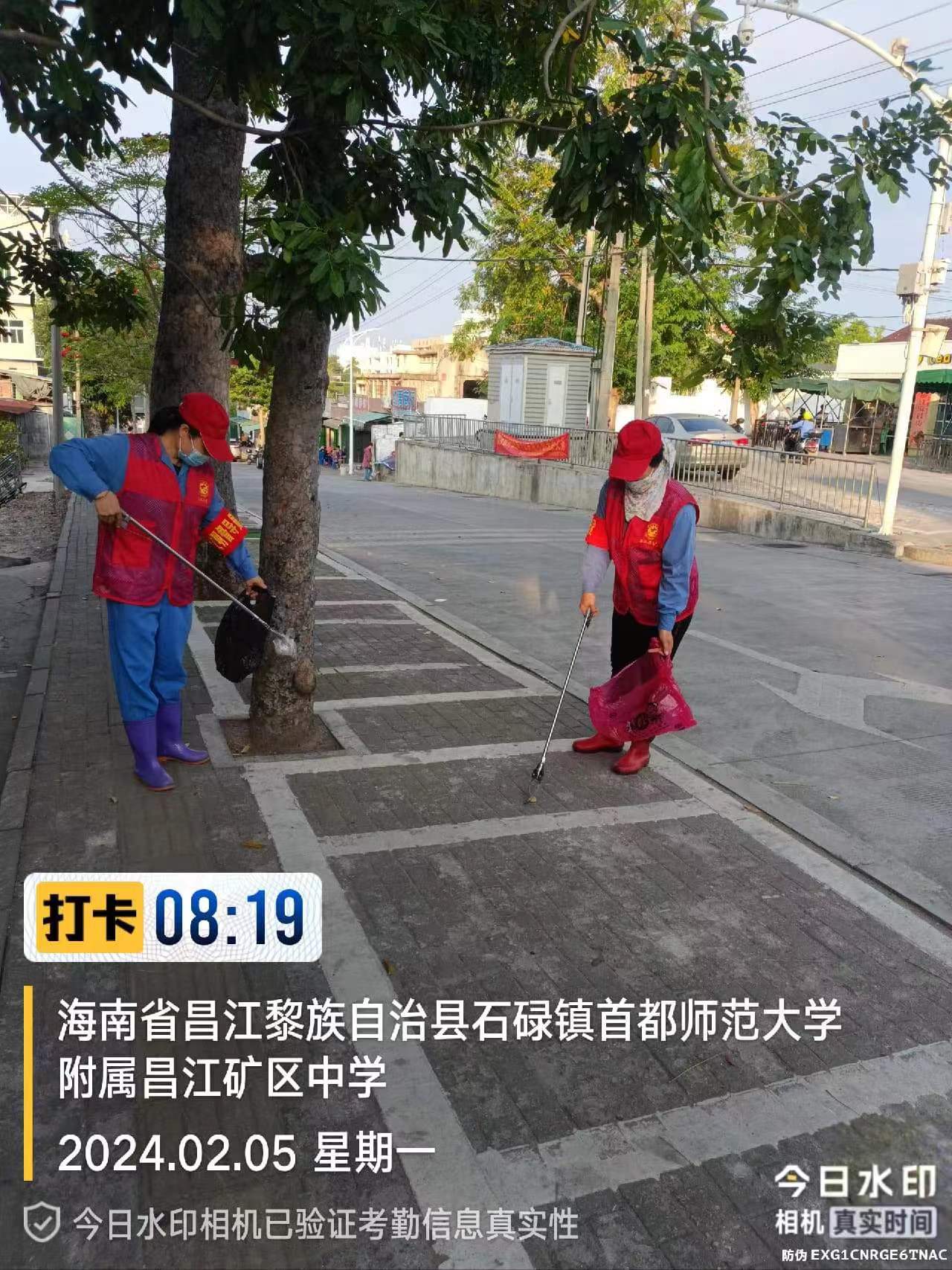 昌江分公司首都师范大学附属昌江矿区中学物业员工们周边保洁服务